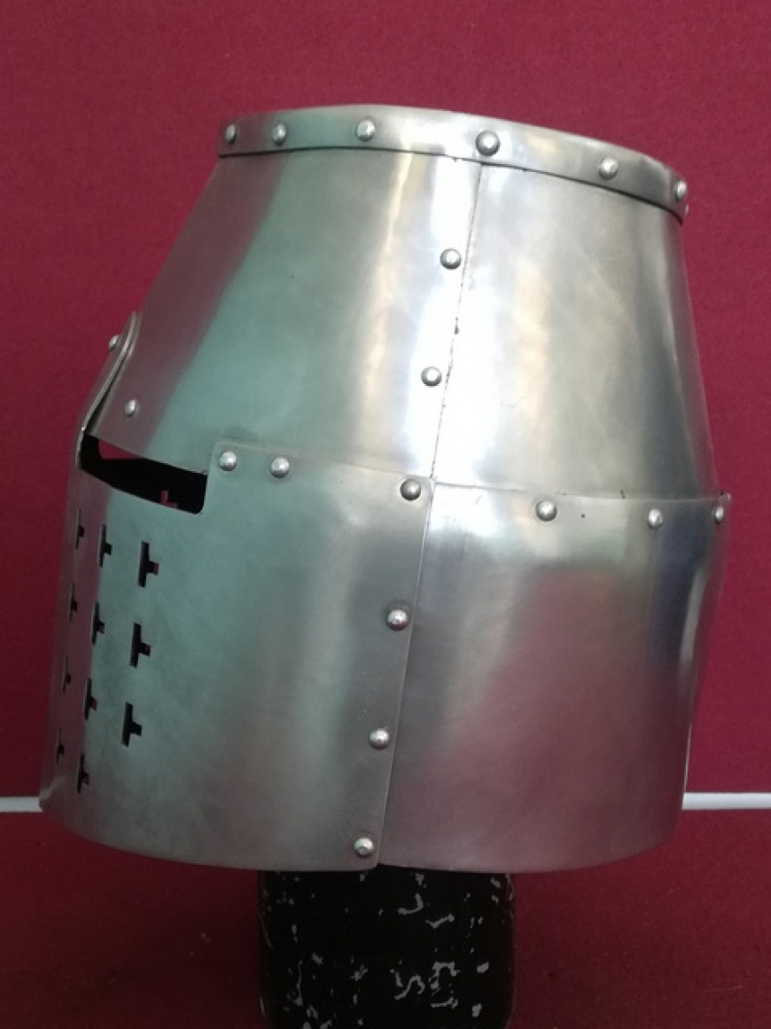 Шлем рыцарский, тип "Топфхельм" из Бользано
