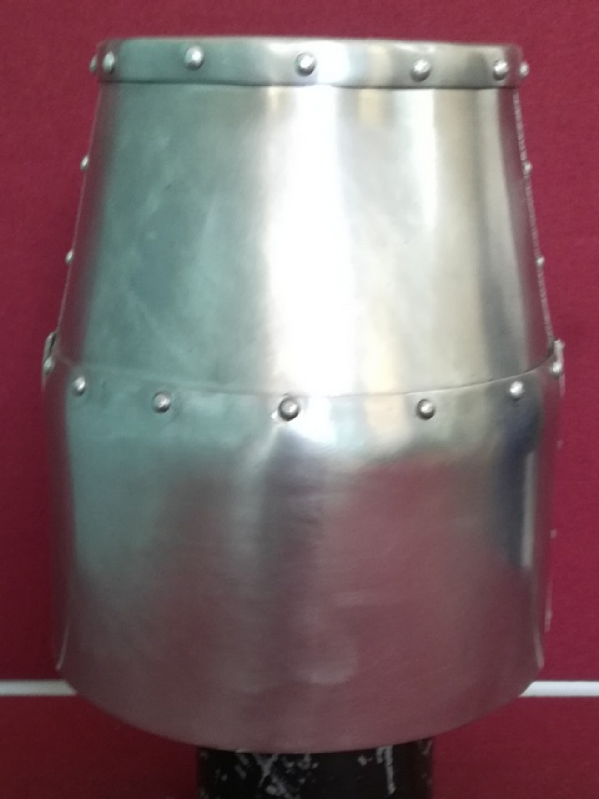 Шлем рыцарский, тип "Топфхельм" из Бользано