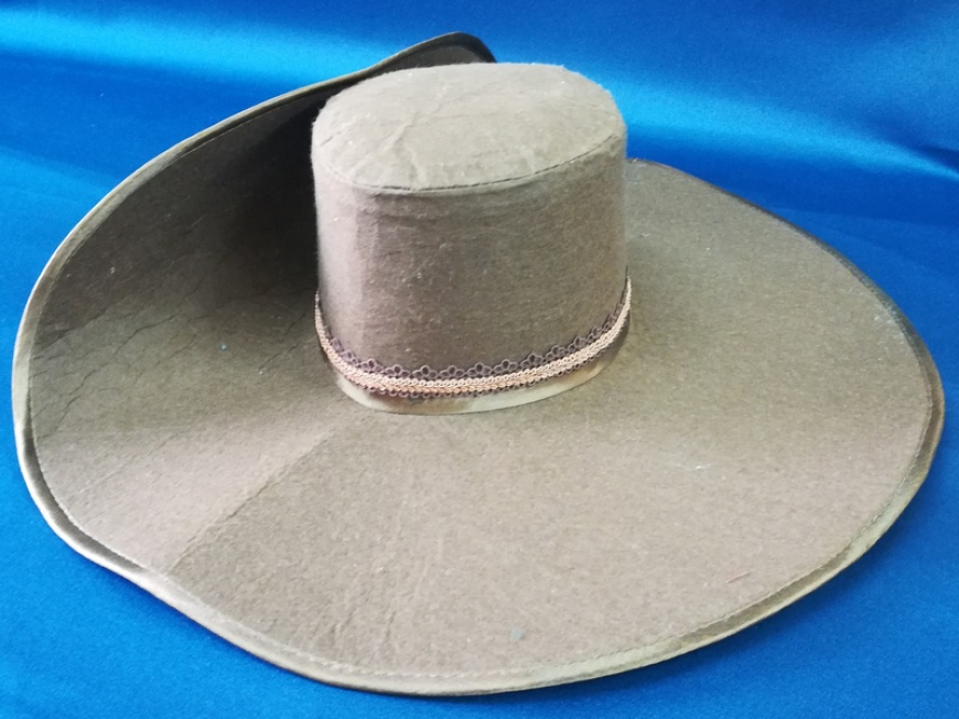 Шляпа фетровая с широкими полями