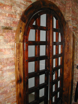 Дверь в средневековом стиле