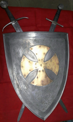 Комплект из щита и пары мечей для настенного панно