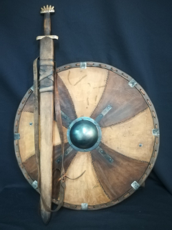 Комплект оружия викинга: меч в ножнах и щит