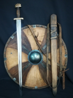 Комплект оружия викинга: меч в ножнах и щит